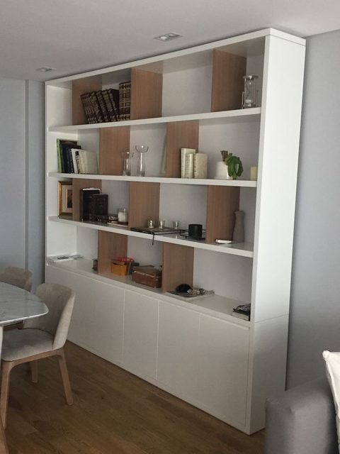 Biblioteca blanca con fondos de madera