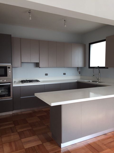 Cocina en U gris topo con península