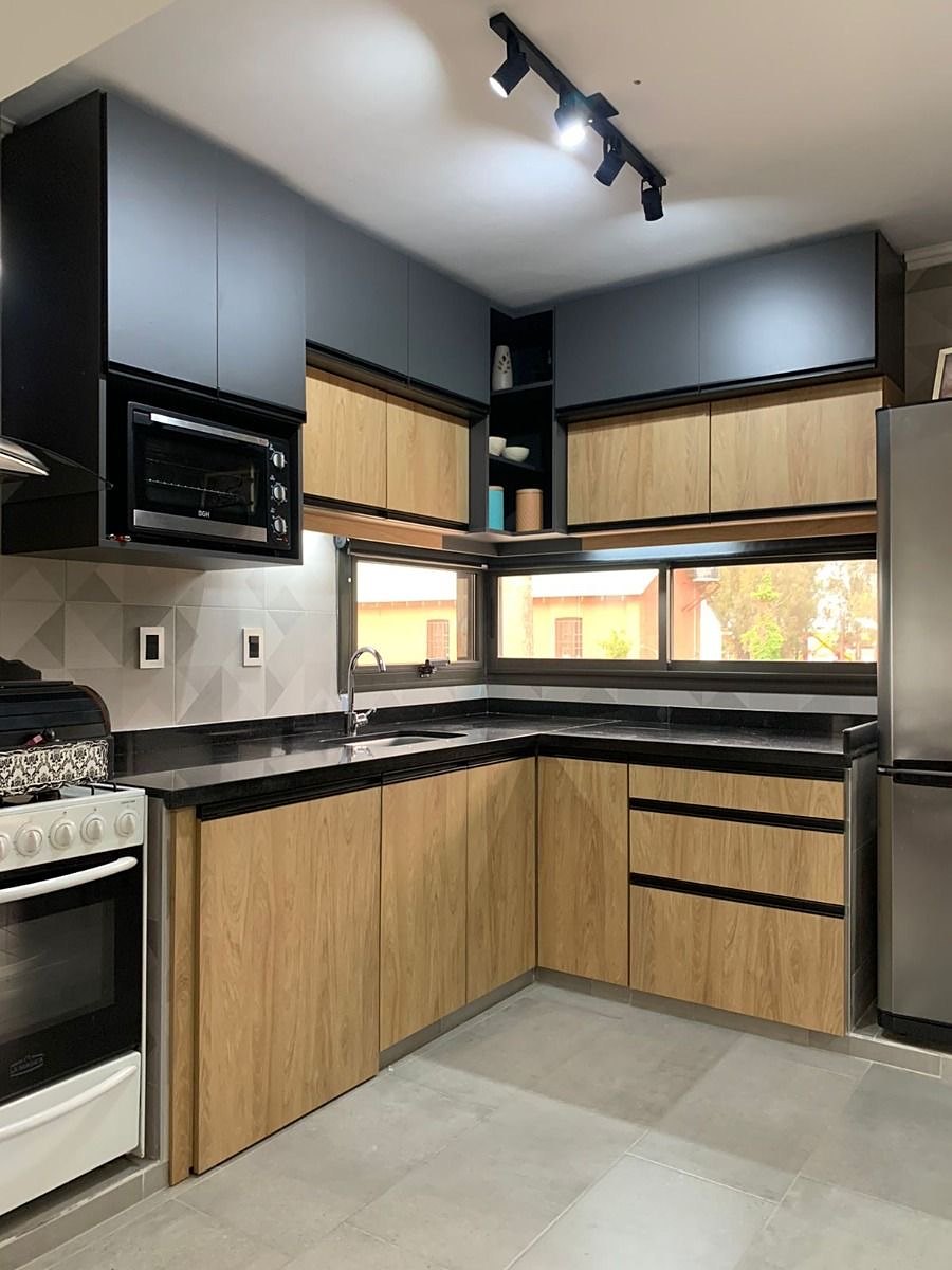 Cocina en L con alacenas negras y madera