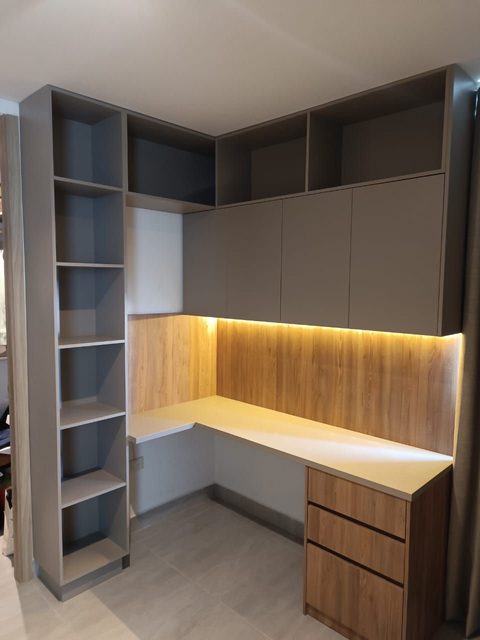 Escritorio en L con biblioteca y luz LED