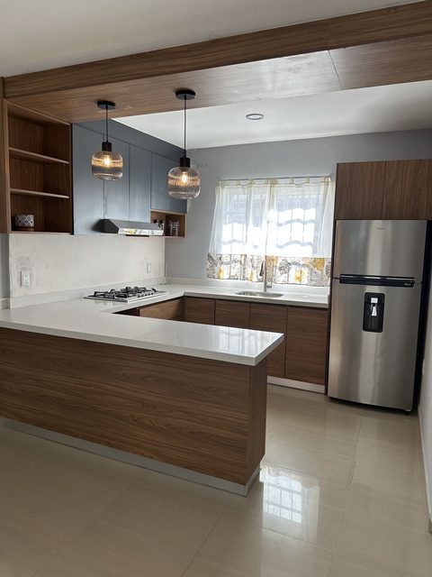 Cocina en U nogal con estantes abiertos