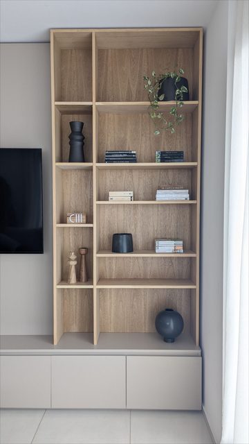 Biblioteca de roble sobre mueble bajo
