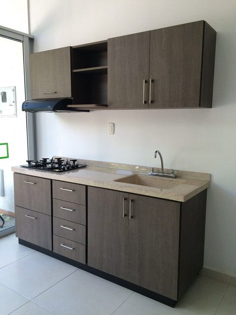 Cocina lineal en madera oscura
